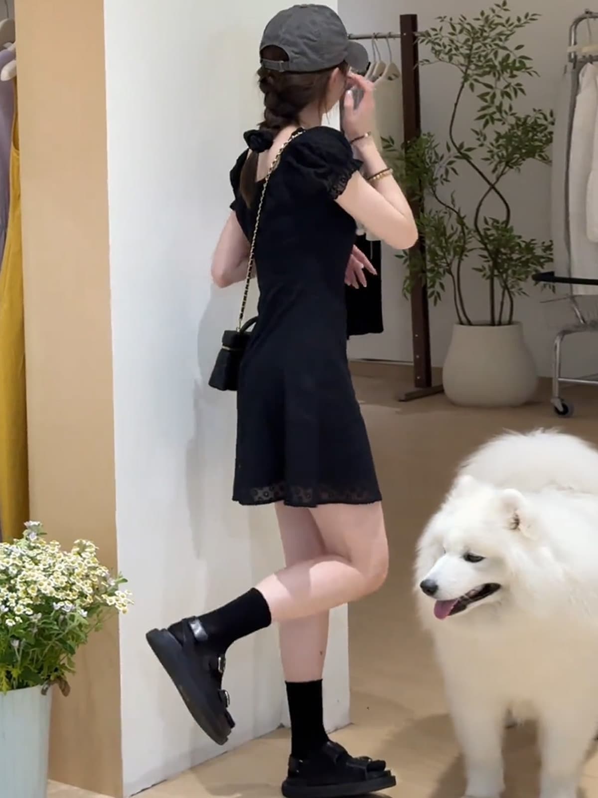 レース ワンピース ふんわり袖のミニ丈レースワンピース