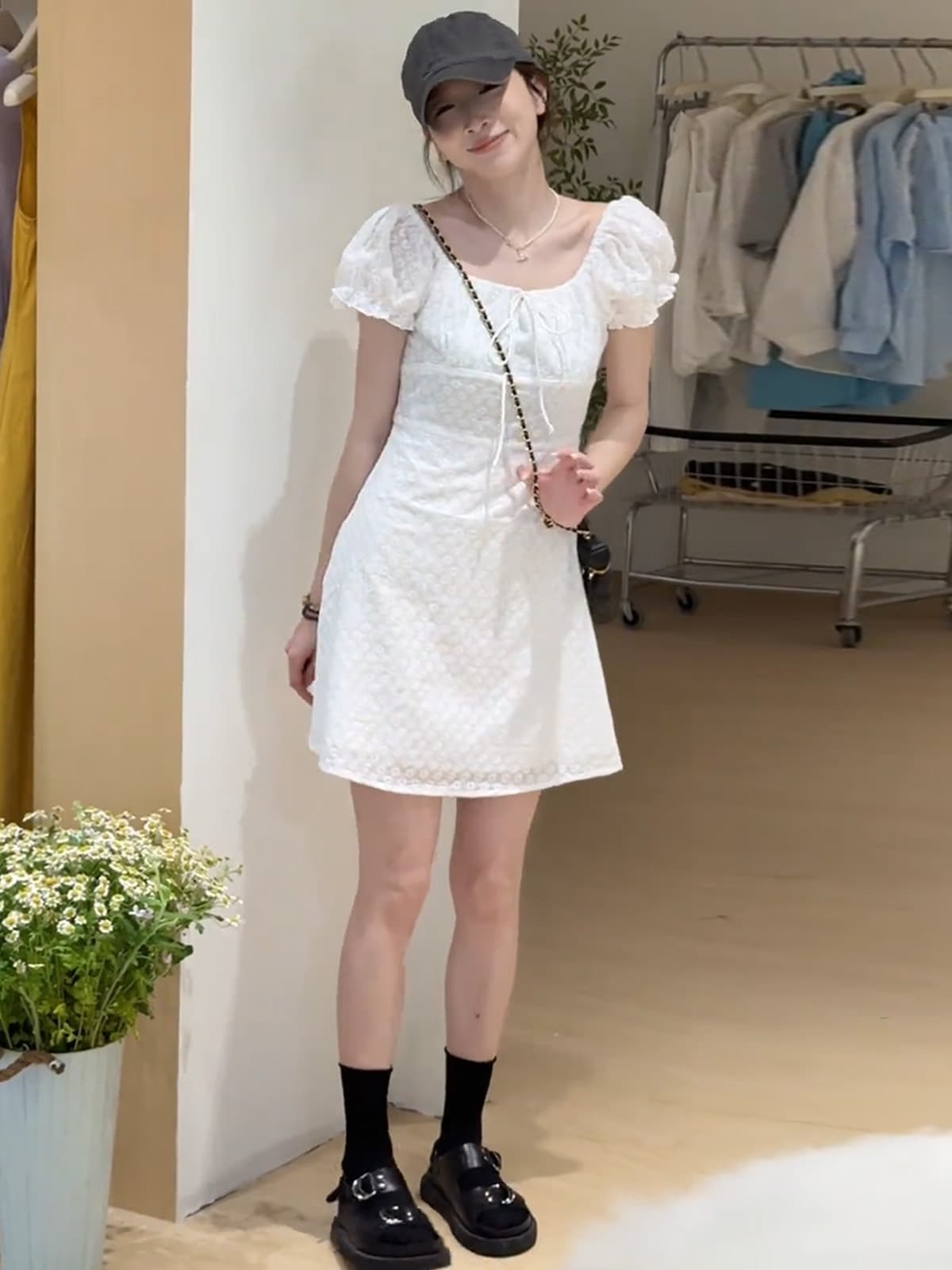 レース ワンピース ふんわり袖のミニ丈レースワンピース